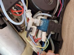 Zbliżenie na wnętrze ekspresu Delonghi z widocznym elektrozaworem CEME i przewodami.