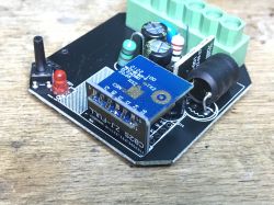 Płytka drukowana z modułem elektronicznym i złączami śrubowymi.