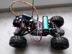 Fahrgestell eines ferngesteuerten Automodells mit Arduino-Modul Fahrgestell eines ferngesteuerten Automodells mit Arduino-Elektronik und Kabeln.