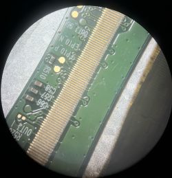 Zdjęcie płytki kontrolera z widocznymi pinami i ścieżkami do przylutowania.