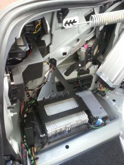 BMW E60 '06 Biała kostka w bagażniku do niczego nie podpięta