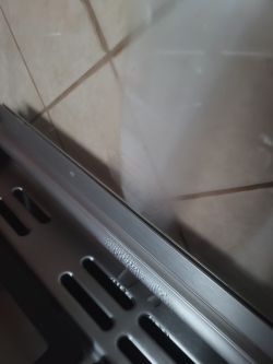 Beko FSM52335DXDS - z tyłu piekarnika wydobywa się para i skrapla się dużo wody.