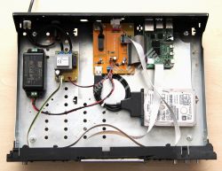 Wnętrze odtwarzacza audio z Raspberry Pi, dyskiem HDD i niestandardowymi płytkami