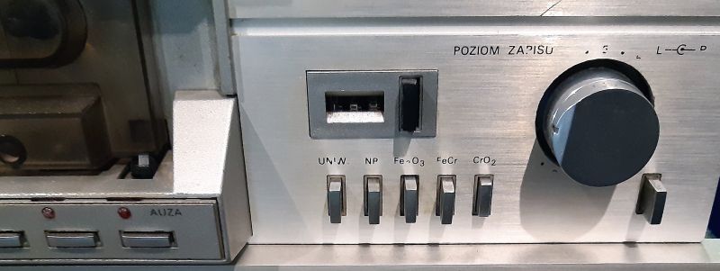 Panel magnetofonu z pokrętłem „POZIOM ZAPISU” i przełącznikami taśm UNIV, NP, Fe2O3, FeCr, CrO2