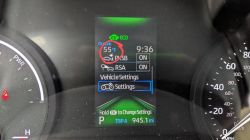 Wyświetlacz kierowcy w Toyocie Sienna pokazujący temperaturę 55 stopni Farenheita.