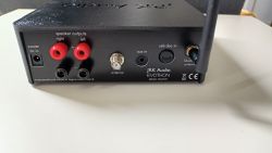Widok tylnego panelu amplitunera JRK Audio EVOTHON z gniazdami zasilania, wyjściami głośnikowymi, wejściami aux i USB oraz anteną Bluetooth.
