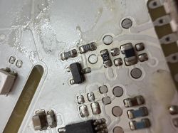 Zbliżenie płytki PCB z elementami SMD, w tym tranzystorem SOT-23 oznaczonym „1k S”