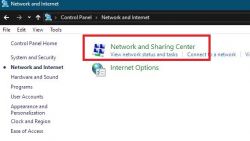 Zrzut ekranu panelu sterowania z wyróżnioną opcją Network and Sharing Center.