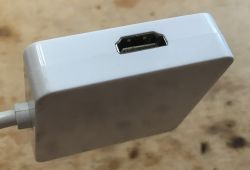 Wnętrze trzech różnych przejściówek Mini Display Port na VGA Wnętrze trzech różnych przejściówek Mini Display Port na VGA