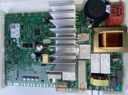 Sterownik pralki z widocznymi kondensatorami i elementami elektronicznymi