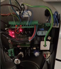 Zbliżenie na panel z okablowaniem i elektroniką z zaznaczonymi przewodami.