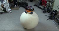 BB-8 zbudowany w oparciu o niewielkiego robota z omnikołami BB-8 zbudowany w oparciu o niewielkiego robota z omnikołami