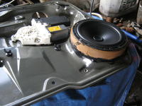 wygłuszenie drzwi oraz montaż zestawów głosników w VW golfie IV.własna produkcja