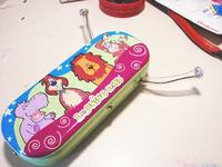 Mikrofon stereo zintegrowany z małym wzmacniaczem.