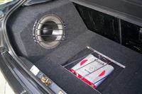 woofer wbudowany w wneke bagaznika