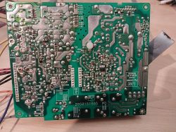 Płytka drukowana zasilacza ATX z widocznymi ścieżkami i elementami elektronicznymi.