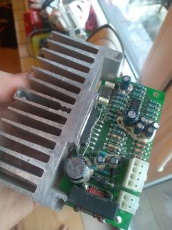 Jak podłączyć seryjny wzmacniacz w Fiacie Punto HGT? Szukam schematu.