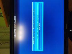 Ekran monitora pokazujący komunikat BIOS z logo Gigabyte UEFI DualBIOS.