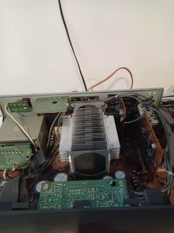 Wnętrze amplitunera Technics SA-AX6 z widocznymi podzespołami elektronicznymi.