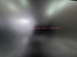 Czarny ekran z czerwonym komunikatem „CPU fan error, Please check!”