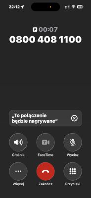 Ekran iPhone z trwającym połączeniem 0800 408 1100 i komunikatem „To połączenie będzie nagrywane”.