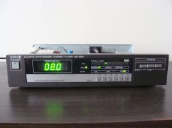 Tuner DIORA AS-952 bez górnej obudowy, z zielonym wyświetlaczem wskazującym częstotliwość 89.0.