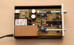 Wnętrze obudowy urządzenia elektronicznego z widoczną płytką PCB i elementami
