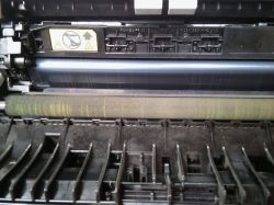 HP Laserjet CP1025 color - Drukarka robi smugi wzdłuż kartki papieru HP Laserjet CP1025 color - Drukarka robi smugi wzdłuż kartki papieru