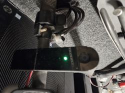 Zielona kontrolka świecąca na hulajnodze wskazująca stan naładowania.