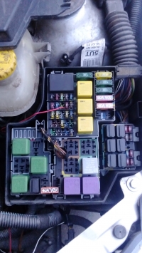 Identifying Missing Relays in Fuse Box of Opel Corsa C 2001 Model