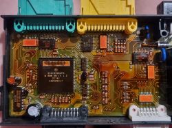 Zdjęcie modułu ZKE IV wewnątrz samochodu BMW E36 320i z 1995 roku.