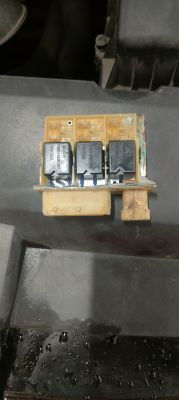 Moduł wentylatora samochodowego z widocznymi zalaniami.