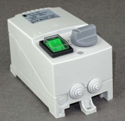 Biały regulator ARW z zielonym przełącznikiem na szarym tle.