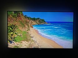 Tęcza na ekranie telewizora Philips 65 przy oglądaniu z boku.