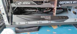 Karta graficzna MSI z zamontowanym wspornikiem Gaming Trio w obudowie komputera.