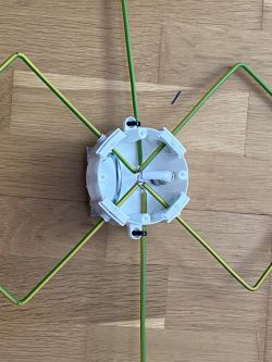 Samodzielnie zbudowana antena Bi-Quad z przymocowanym dipolem.