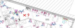 Fragment planu instalacji elektrycznej z symbolami gniazd i oświetlenia oraz czerwonym „X?”