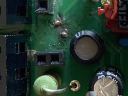 Uszkodzony moduł elektroniczny z nadpaleniem i wypalonym kondensatorem