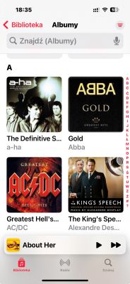 Ekran aplikacji muzycznej z listą albumów w bibliotece: a-ha, ABBA, AC/DC i The King's Speech.