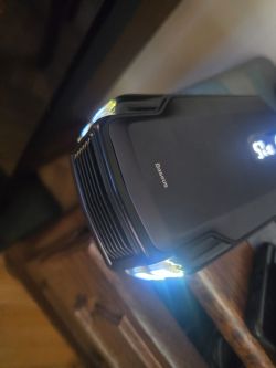 Baseus Jump Starter z włączonymi światełkami.