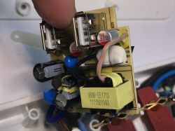 Zbliżenie na wewnętrzną część przedłużacza Brennenstuhl Estilo z widocznymi portami USB i podzespołami elektronicznymi.