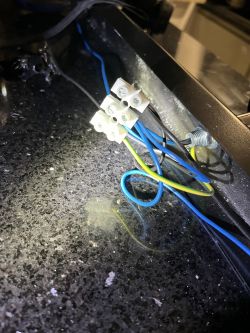 Pojemnik z zaciskami elektrycznymi i widocznymi przewodami.