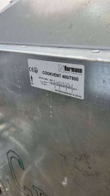 Tabliczka znamionowa wentylatora Cookvent 400/7800 firmy Harmann zamontowana na metalowej obudowie.