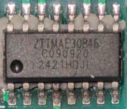 Zbliżenie na 16-pinowy układ scalony z oznaczeniem TTM AE30846 na płytce PCB