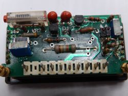 Zbliżenie na płytkę drukowaną modułu AMC-1 z komponentami elektronicznymi