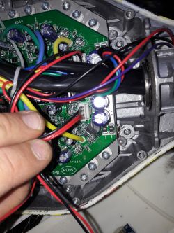 Jak połączyć 4 kabelki z 3 pinami ładowania w desce?