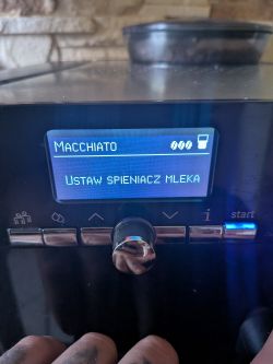 Ekran ekspresu Siemens EQ7 z komunikatem Ustaw spieniacz mleka