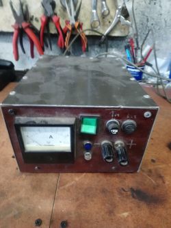 Prostownik 12v nie ładuje. - Napiecie na zaciskach jest, prądu brak.