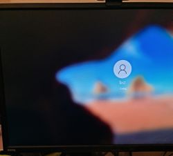 Zrzut ekranu monitora pokazującego ekran logowania systemu Windows