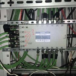Multiswitch Terra MSV512 z podłączonymi kablami i zaznaczonymi przełącznikami tłumienia